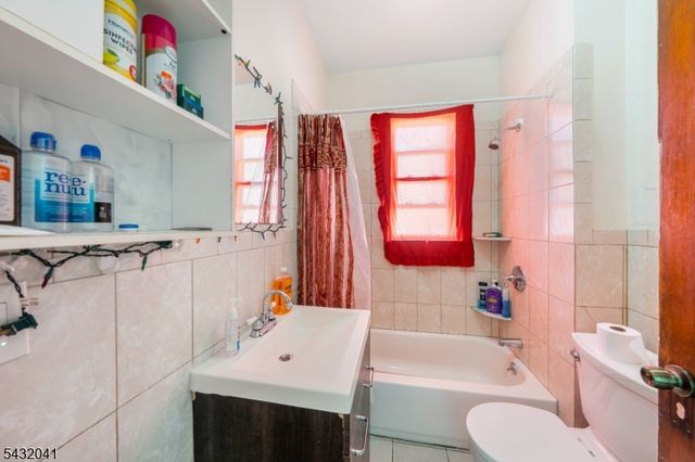 1039 Anna St, Elizabeth City, NJ 07201