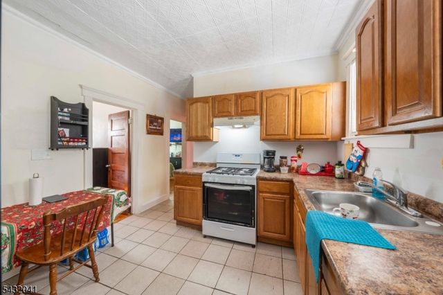 1039 Anna St, Elizabeth City, NJ 07201