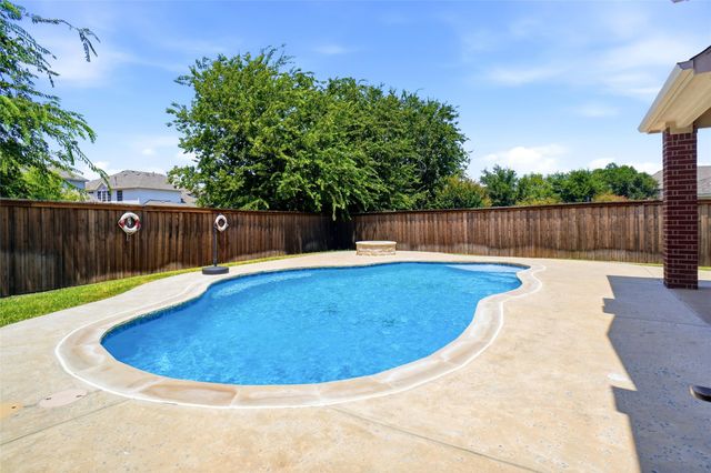 5231 Woodfield Drive, Grand Prairie, TX 75052