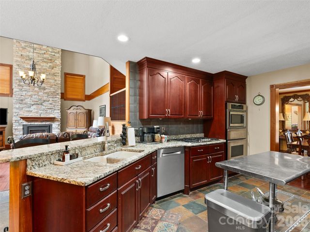 40 Hope Road, Weaverville, NC 28787