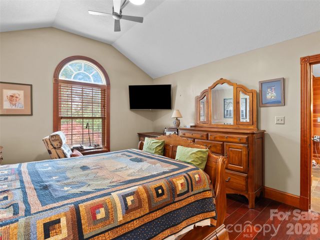 40 Hope Road, Weaverville, NC 28787