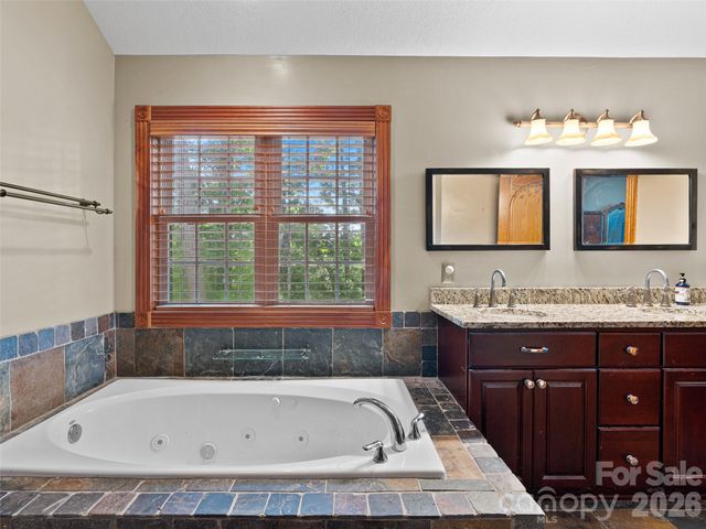 40 Hope Road, Weaverville, NC 28787