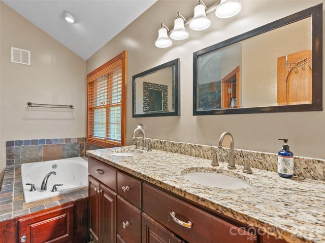 40 Hope Road, Weaverville, NC 28787