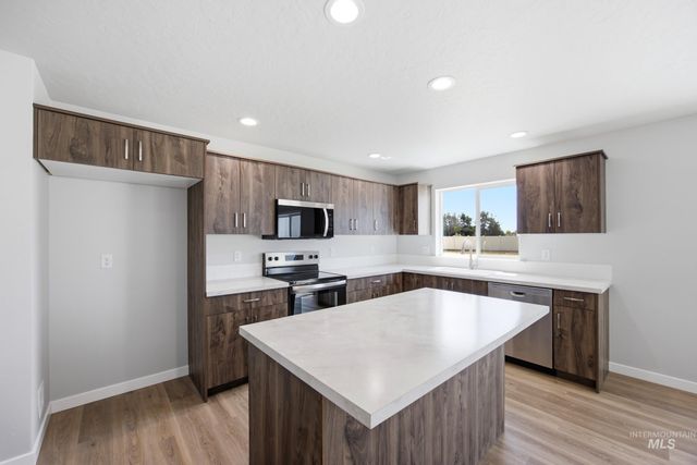 14080 Shiny Spruce St, Caldwell, ID 83607