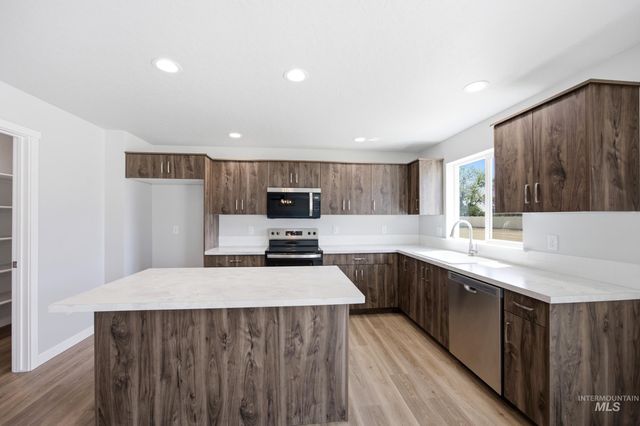 14080 Shiny Spruce St, Caldwell, ID 83607
