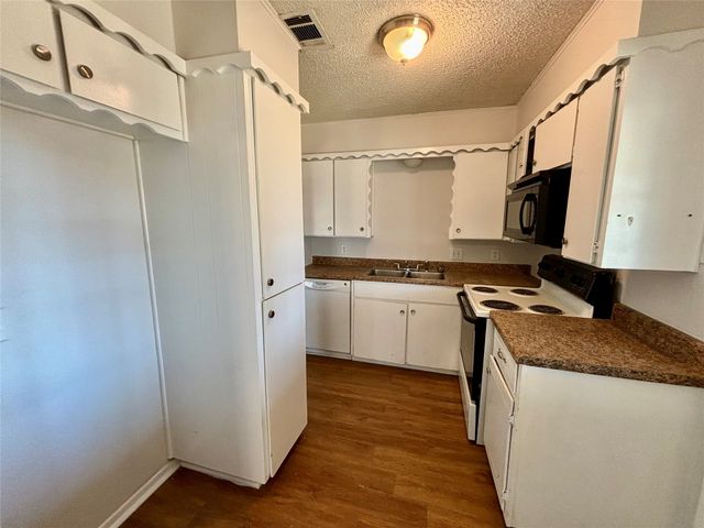 800 Irwin Drive A, Hurst, TX 76053