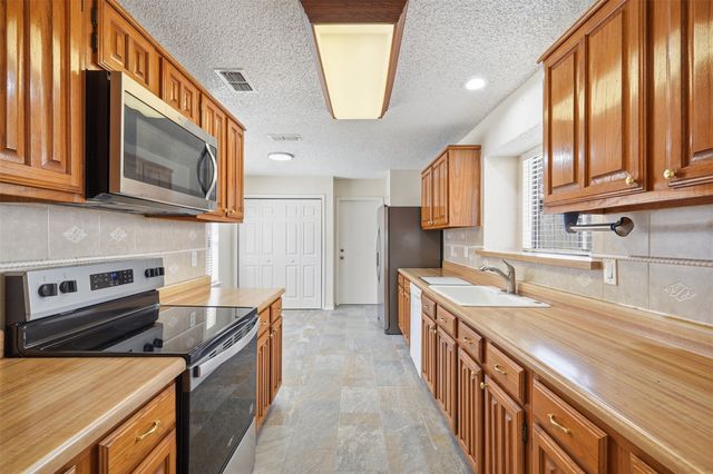 2406 Amber Hill Lane, Euless, TX 76039