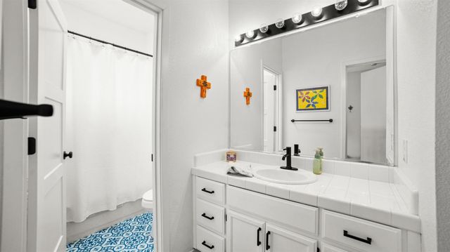 2561 Central Park Dr, Lodi, CA 95242
