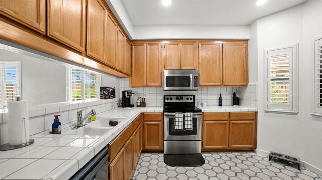 2561 Central Park Dr, Lodi, CA 95242