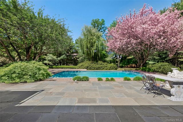 92 Old House Lane, Sands Point, NY 11050