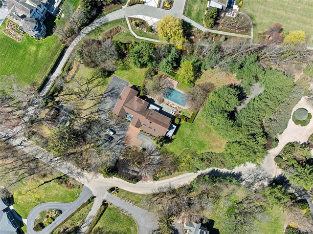 92 Old House Lane, Sands Point, NY 11050