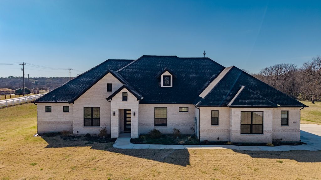 1001 Henry Way, Springtown, TX 76082
