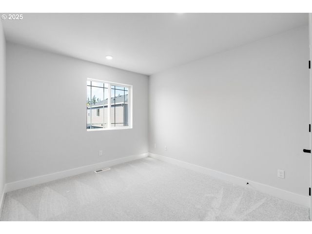 7711 Nw ELEANOR Ave, Portland, OR 97229