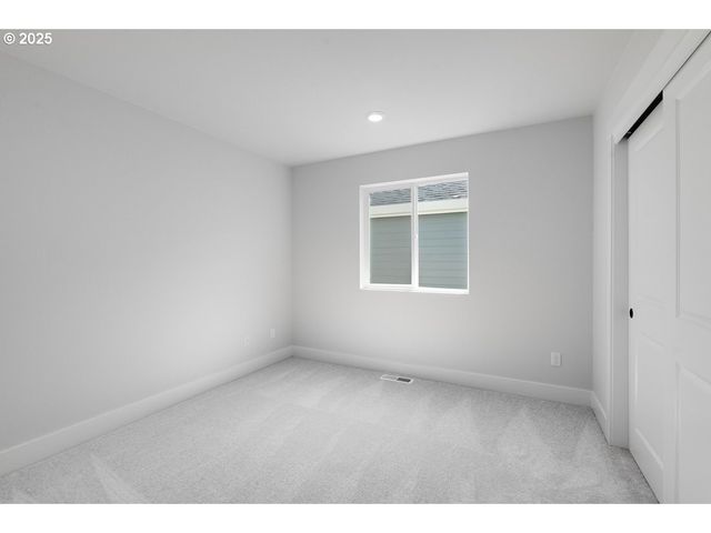 7711 Nw ELEANOR Ave, Portland, OR 97229