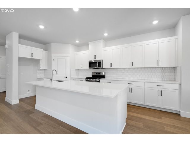 7711 Nw ELEANOR Ave, Portland, OR 97229