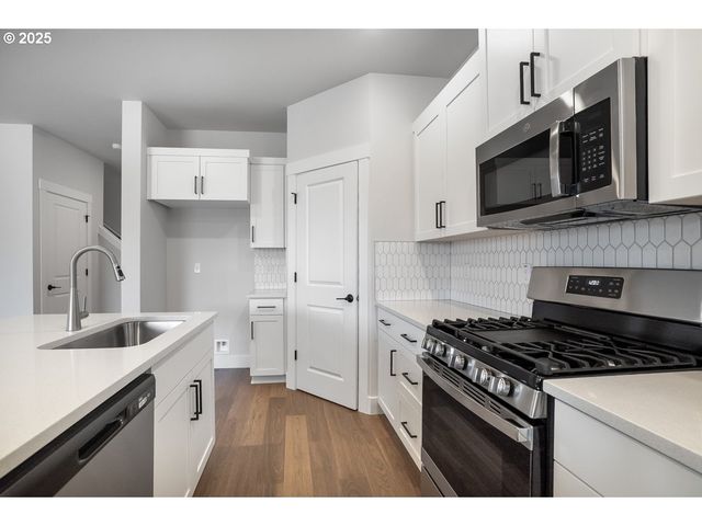 7711 Nw ELEANOR Ave, Portland, OR 97229