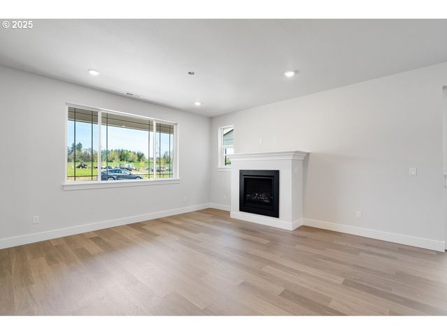 7711 Nw ELEANOR Ave, Portland, OR 97229