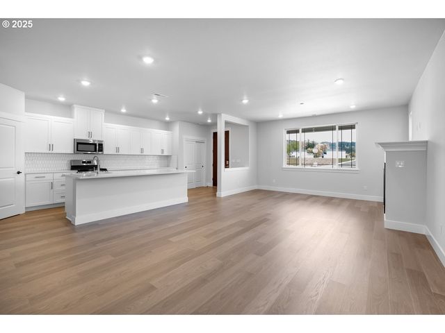 7711 Nw ELEANOR Ave, Portland, OR 97229