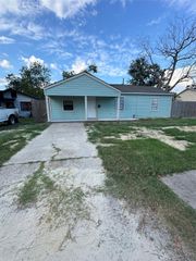 2125 Kingsdale Drive, Deer Park, TX 77536