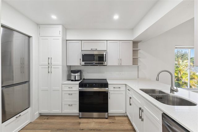 5606 BLUE SHADOWS COURT 10, Orlando, FL 32811