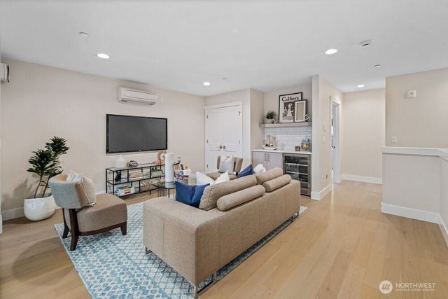 11223 NE 13th Lane, Bellevue, WA 98004