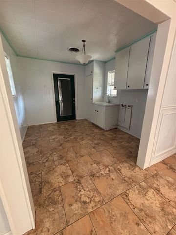 700 E Hunnicutt Street, Baytown, TX 77520