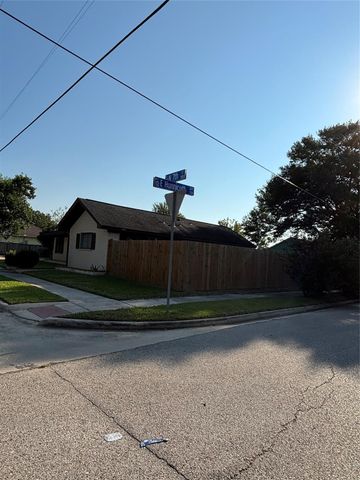 700 E Hunnicutt Street, Baytown, TX 77520