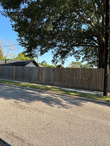 700 E Hunnicutt Street, Baytown, TX 77520