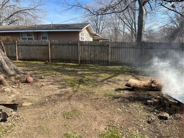 1009 W Oak Street, Independence, KS 67301