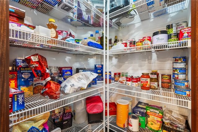 909 Aster Ct, Fairfax, IA 52228