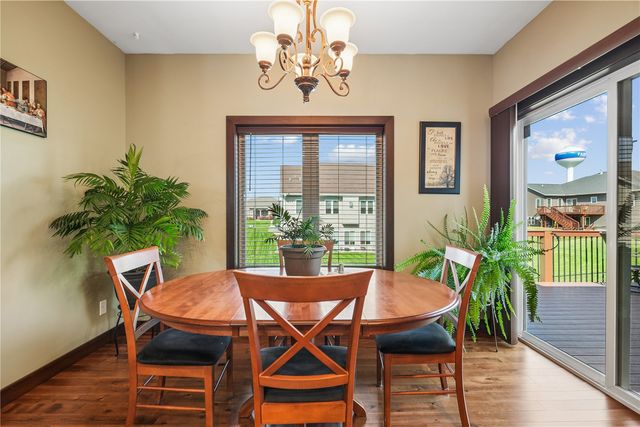 909 Aster Ct, Fairfax, IA 52228