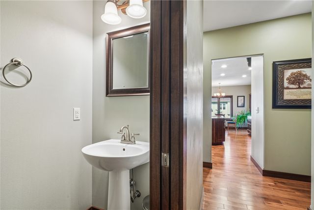 909 Aster Ct, Fairfax, IA 52228