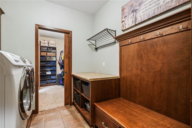 909 Aster Ct, Fairfax, IA 52228