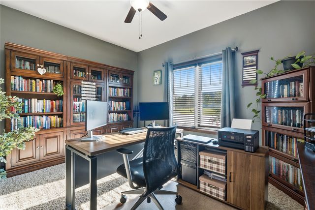 909 Aster Ct, Fairfax, IA 52228