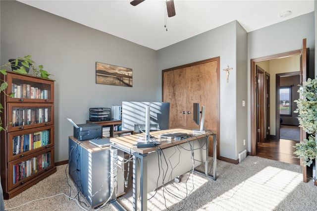 909 Aster Ct, Fairfax, IA 52228