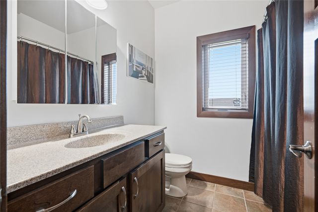 909 Aster Ct, Fairfax, IA 52228