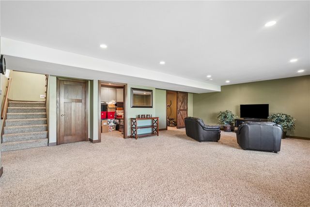 909 Aster Ct, Fairfax, IA 52228