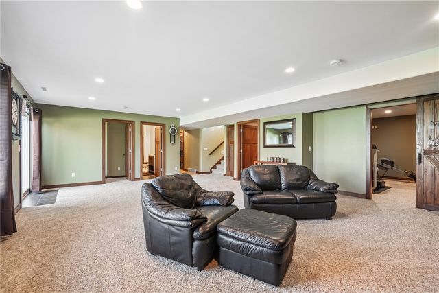 909 Aster Ct, Fairfax, IA 52228