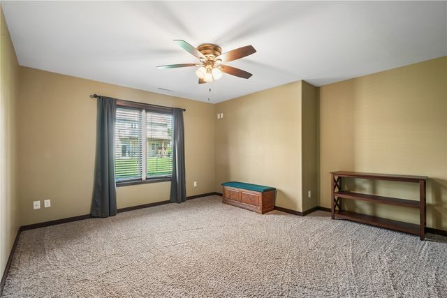 909 Aster Ct, Fairfax, IA 52228