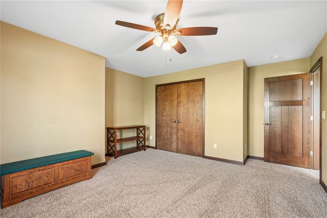 909 Aster Ct, Fairfax, IA 52228