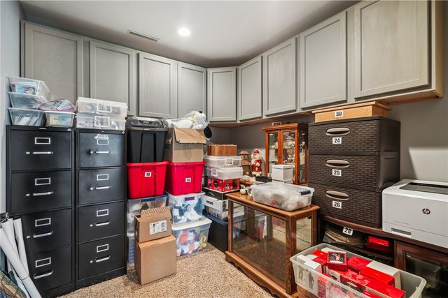 909 Aster Ct, Fairfax, IA 52228