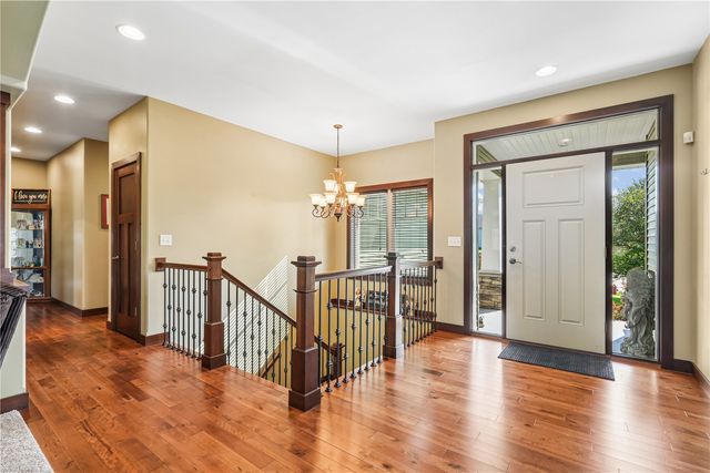 909 Aster Ct, Fairfax, IA 52228
