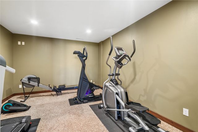 909 Aster Ct, Fairfax, IA 52228