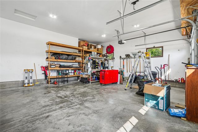 909 Aster Ct, Fairfax, IA 52228