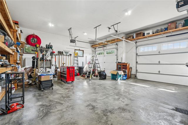 909 Aster Ct, Fairfax, IA 52228