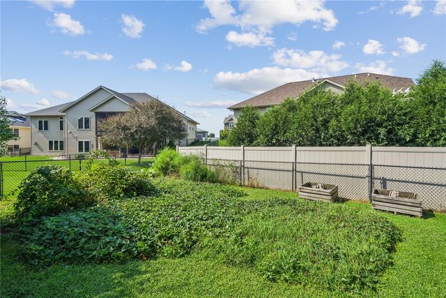 909 Aster Ct, Fairfax, IA 52228