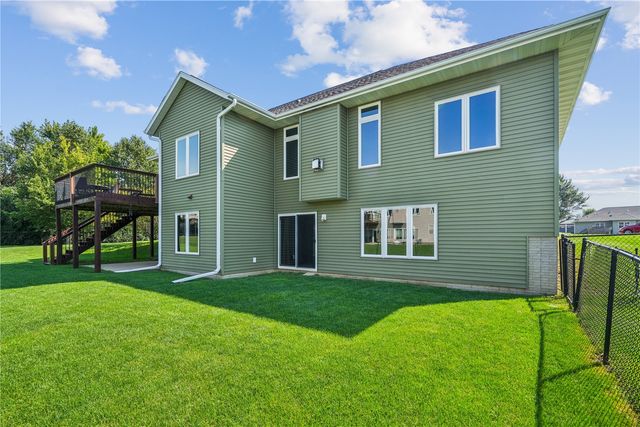 909 Aster Ct, Fairfax, IA 52228