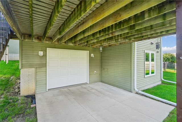 909 Aster Ct, Fairfax, IA 52228
