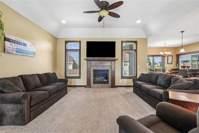 909 Aster Ct, Fairfax, IA 52228