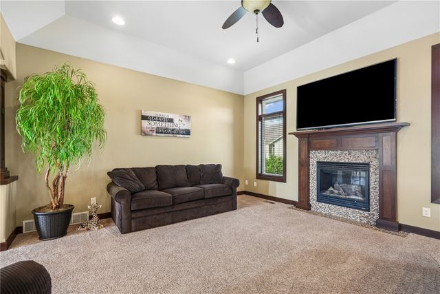909 Aster Ct, Fairfax, IA 52228